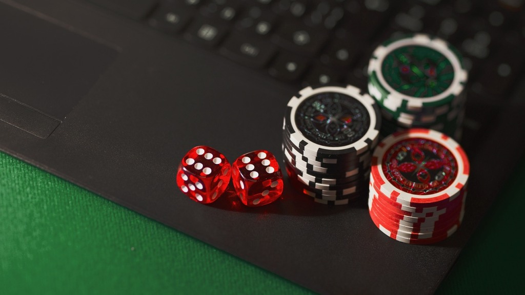 Appassionati di sport in Toscana che seguono con fervore i risultati della domenica e i tornei notturni di poker online.