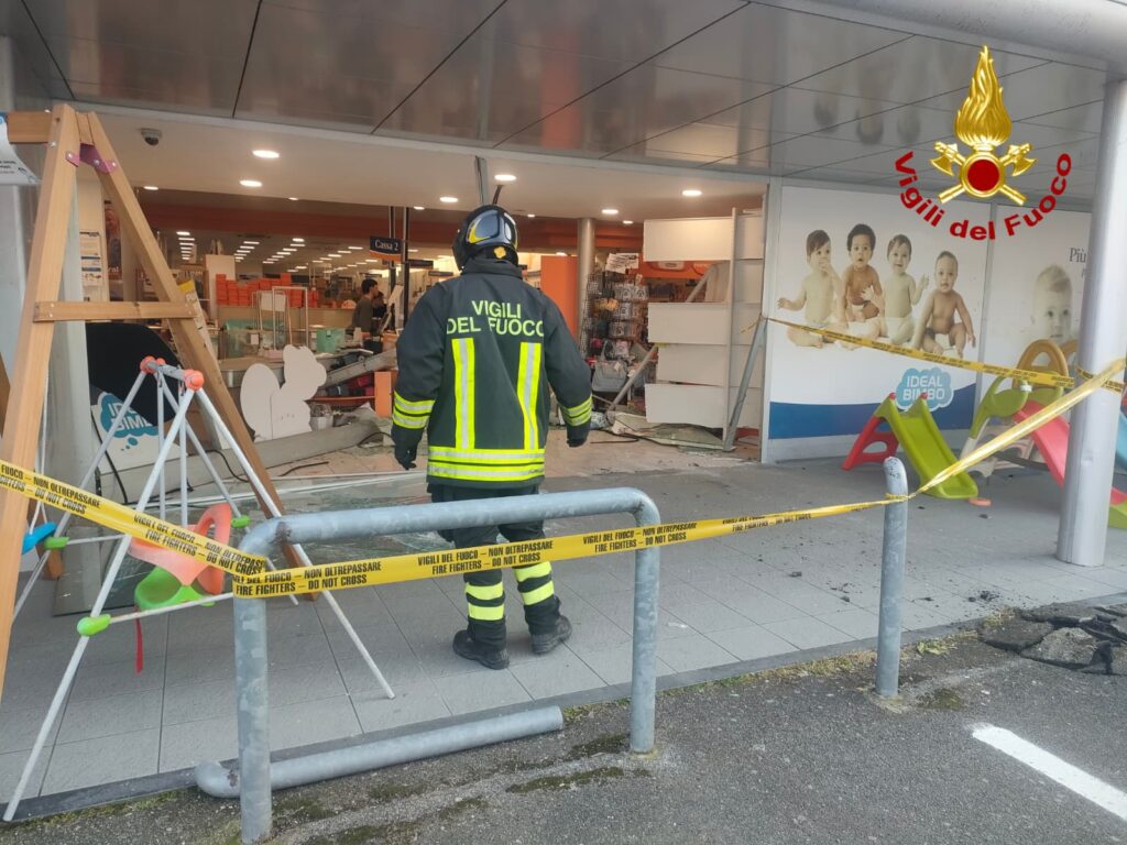 Auto sfonda la vetrina di un negozio a Calcinaia, nessun ferito