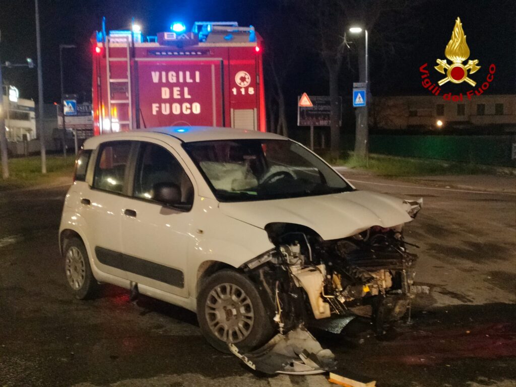 Auto si ribalta dopo l'incidente all'incrocio: tre feriti a Calcinai.
