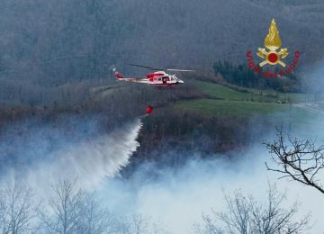 Bosco in fiamme a Pieve Santo Stefano, case a rischio