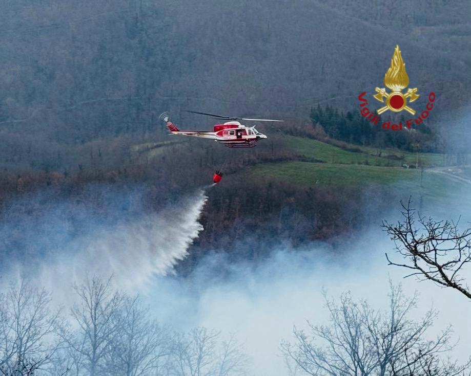 Bosco in fiamme a Pieve Santo Stefano, case a rischio