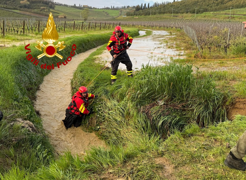 Cade dalla moto e finisce in un canale: a Vinci sono in corso le ricerche di un giovane.