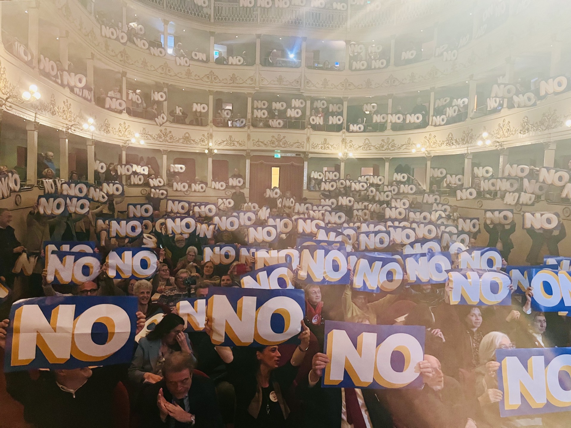 Centinaia di cartelli con la scritta "NO": Flash mob al Teatro Niccolini per chiudere la campagna referendaria