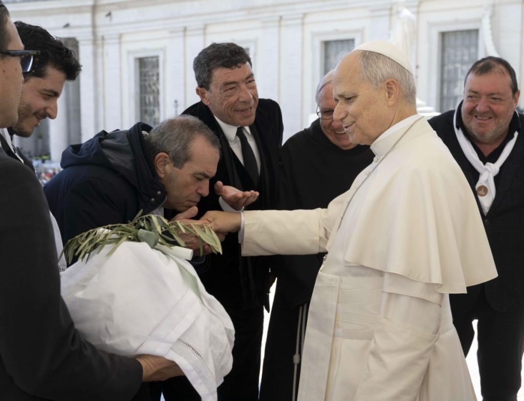 Fiasconaro presenta la colomba della pace al Santo Padre