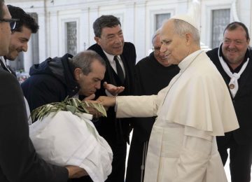 Fiasconaro presenta la colomba della pace al Santo Padre