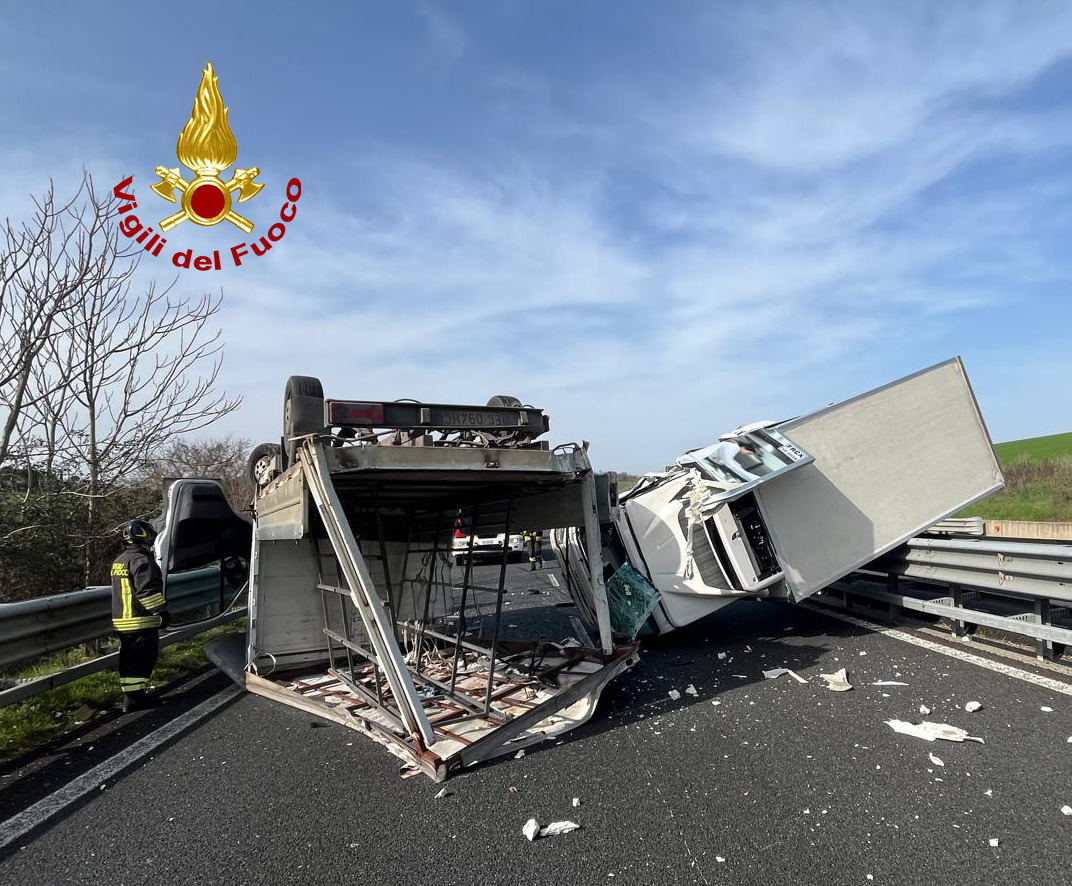 Due furgoni si rovesciano dopo l'incidente sulla Siena-Betolle