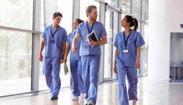 Fuga dalle Battaglie Ideologiche su Dolore, Famiglia e Competenze Infermieristiche