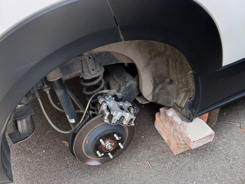 Furto in centro a Empoli: rubata una ruota, auto su mattoni