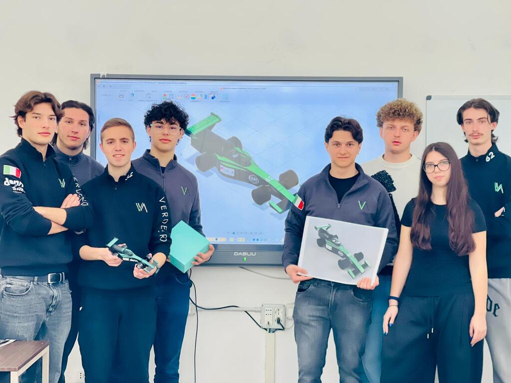 Gli studenti dell'istituto Buzzi e la mini macchina di Formula 1