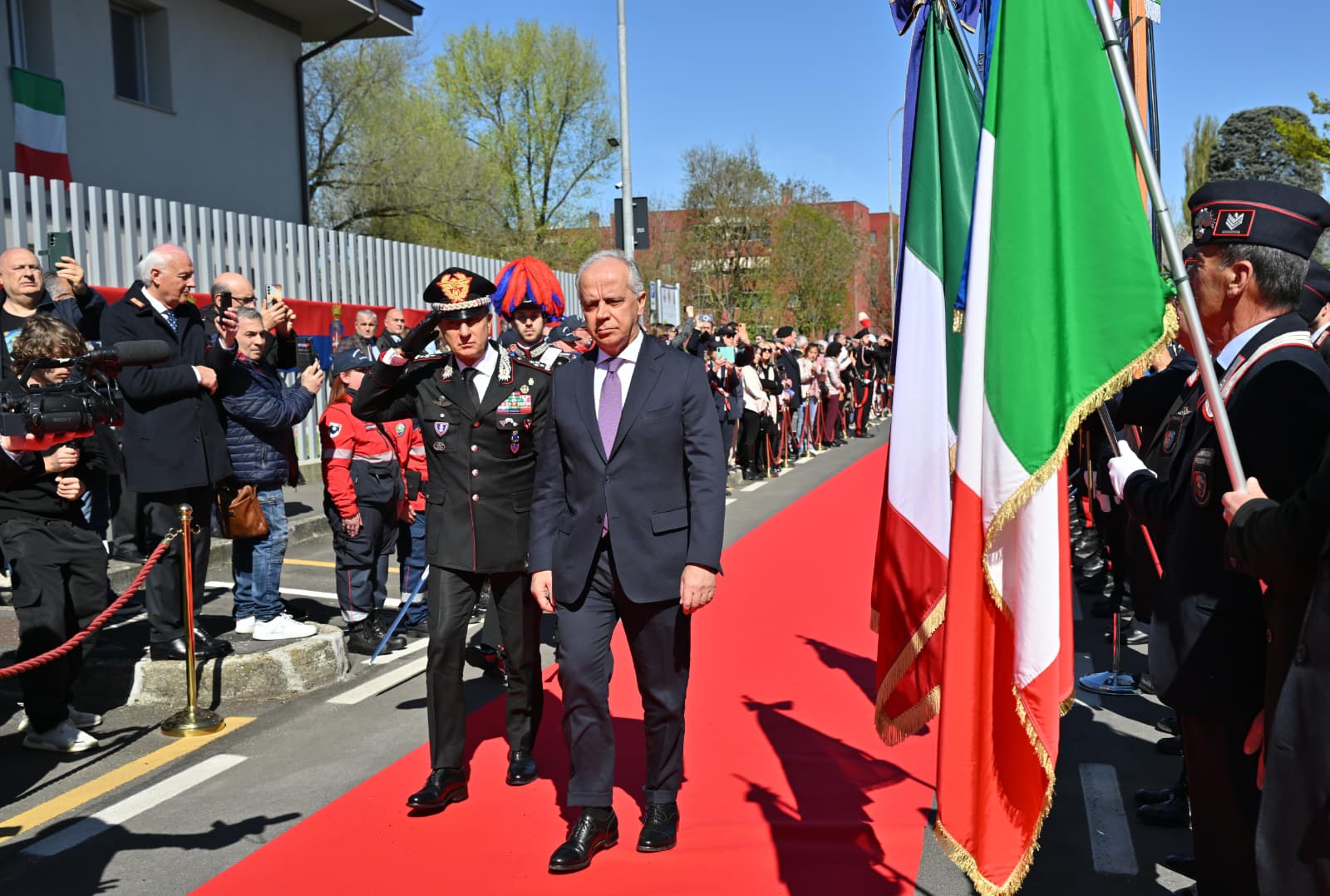 Il ministro all'inaugurazione della nuova caserma dei Carabinieri a Lodi Vecchio