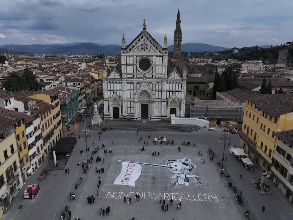 In Piazza Santa Croce, un grande Pinocchio lancia un messaggio di pace.