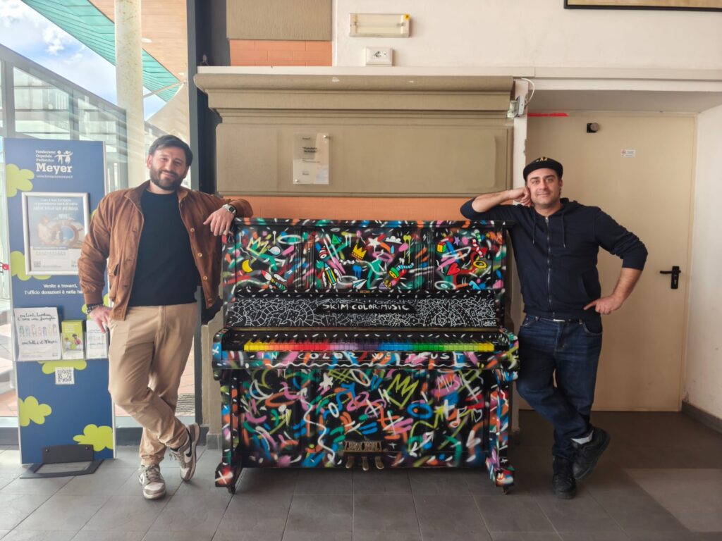 Inaugurato un vivace pianoforte donato dall'artista Skimin all'ingresso del Meyer