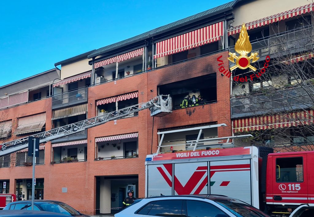 Incendio in un appartamento a Firenze: evacuato un condominio
