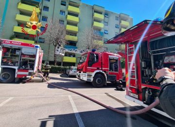 Incendio in un appartamento di via Canova a Firenze: casa inagibile, nessun ferito.