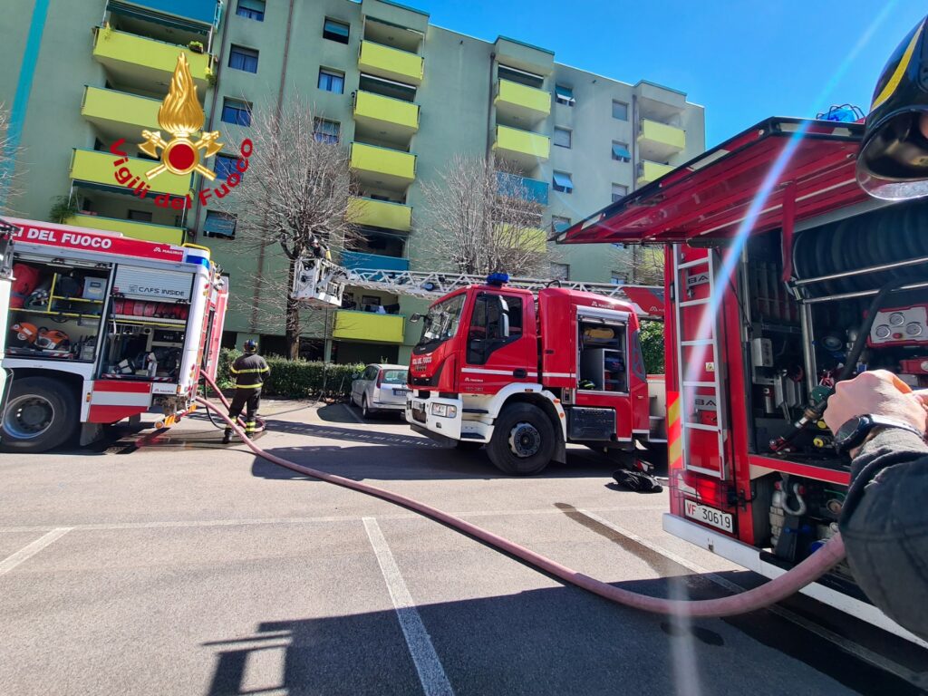 Incendio in un appartamento di via Canova a Firenze: casa inagibile, nessun ferito.