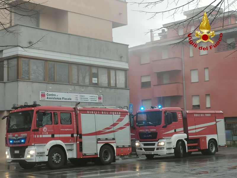 Incendio in un palazzo a Pontedera: trovata morta una donna.