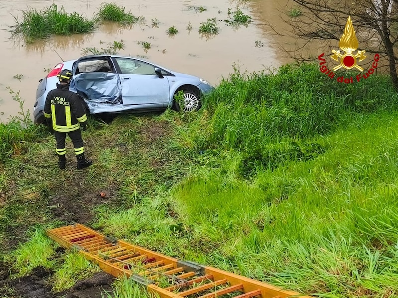 Incidente a Bientina: auto finisce in un canale e quattro persone vengono soccorse