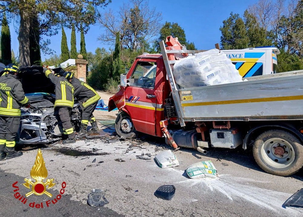 Incidente a Pomarance: scontro frontale tra auto e furgone, interviene l'elisoccorso
