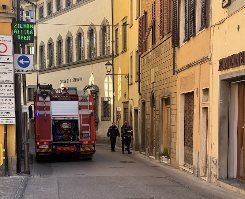 Incidente nel centro di San Miniato: auto si schianta contro un contatore del gas