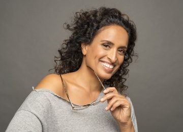 La cantante israeliana Noa bloccata a Firenze si esibisce in una chiesa francescana.