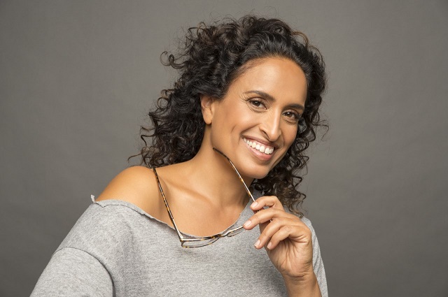 La cantante israeliana Noa bloccata a Firenze si esibisce in una chiesa francescana.