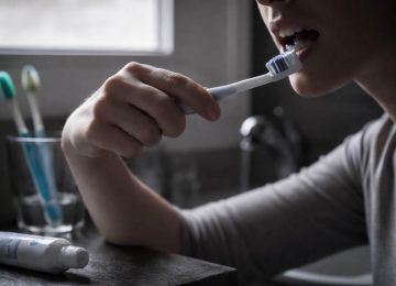 La mano con cui ti lavi i denti rivela tutto di te: forse hai sempre sbagliato.