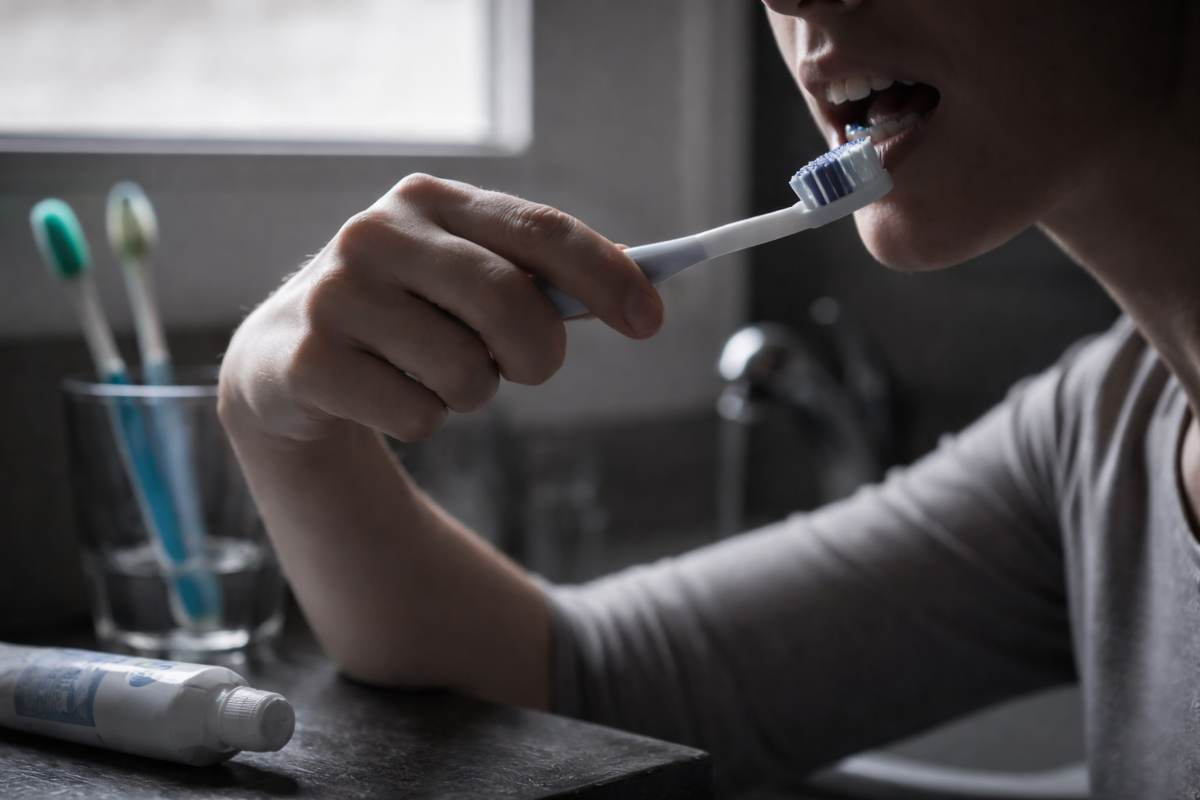 La mano con cui ti lavi i denti rivela tutto di te: forse hai sempre sbagliato.