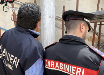 Lavora su un tetto senza protezioni: intervenuti i carabinieri