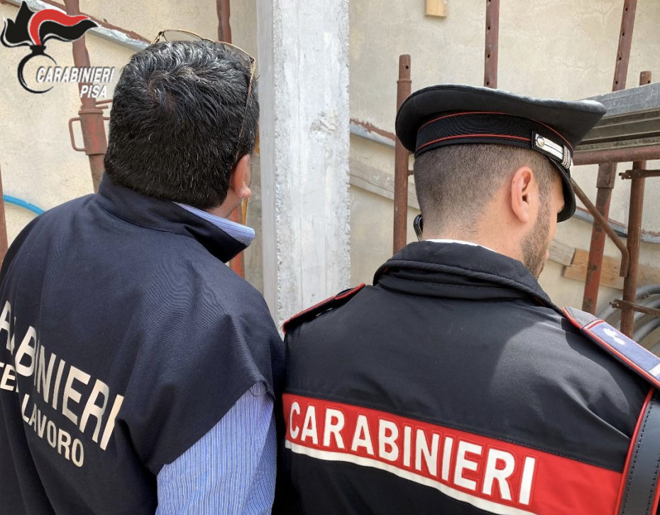 Lavora su un tetto senza protezioni: intervenuti i carabinieri