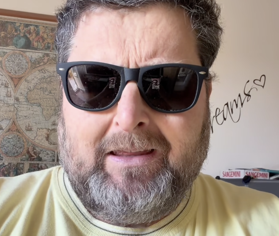 Mario Adinolfi annuncia la sua candidatura a sindaco di Prato sui social network.