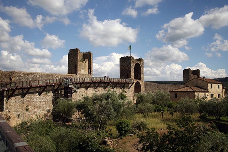 Monteriggioni si connette in rete con la fibra ottica
