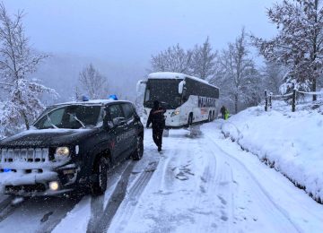 Neve ferma i bus dei pellegrini nel Casentino: salvate 58 persone