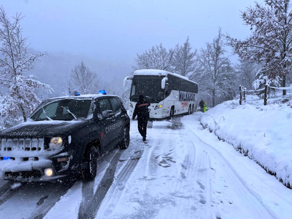 Neve ferma i bus dei pellegrini nel Casentino: salvate 58 persone