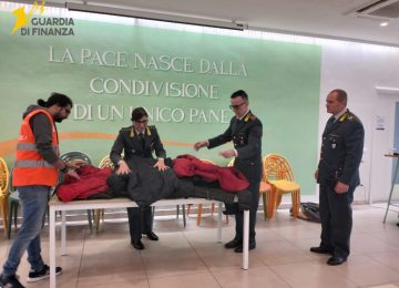 Oltre 130 capi di abbigliamento, borse e occhiali donati alla Caritas dalla Guardia di Finanza