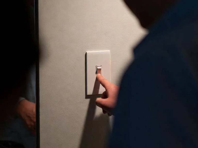 Quanto si risparmia con l'ora legale? I veri vantaggi in bolletta.