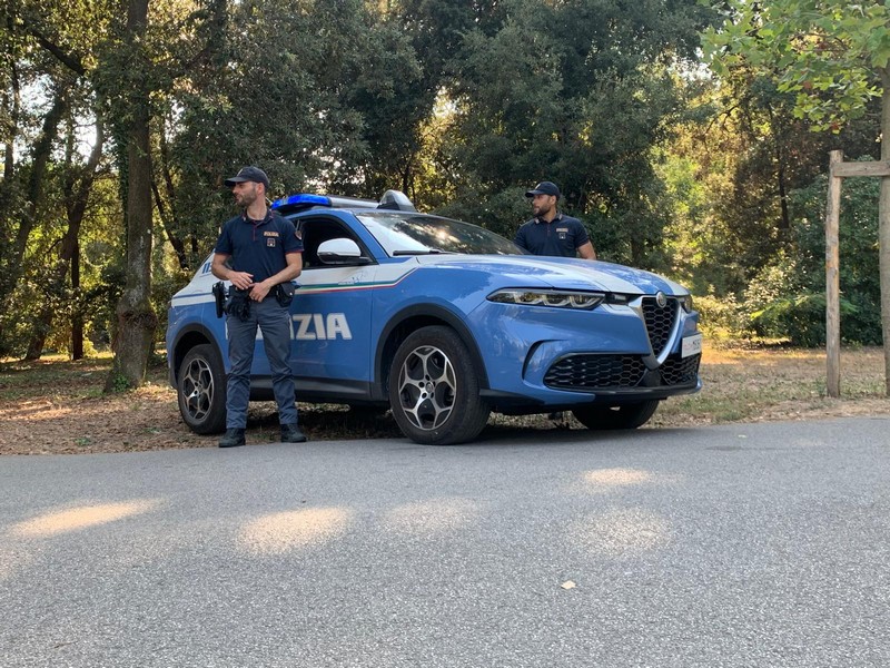 Ruba al supermercato e ferisce un agente durante la fuga: arrestato a Viareggio