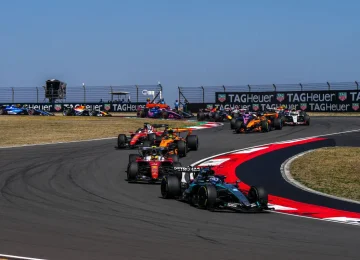 Russell trionfa nella sprint race in Cina, seguito da Leclerc e Hamilton - Agenzia di stampa Italpress