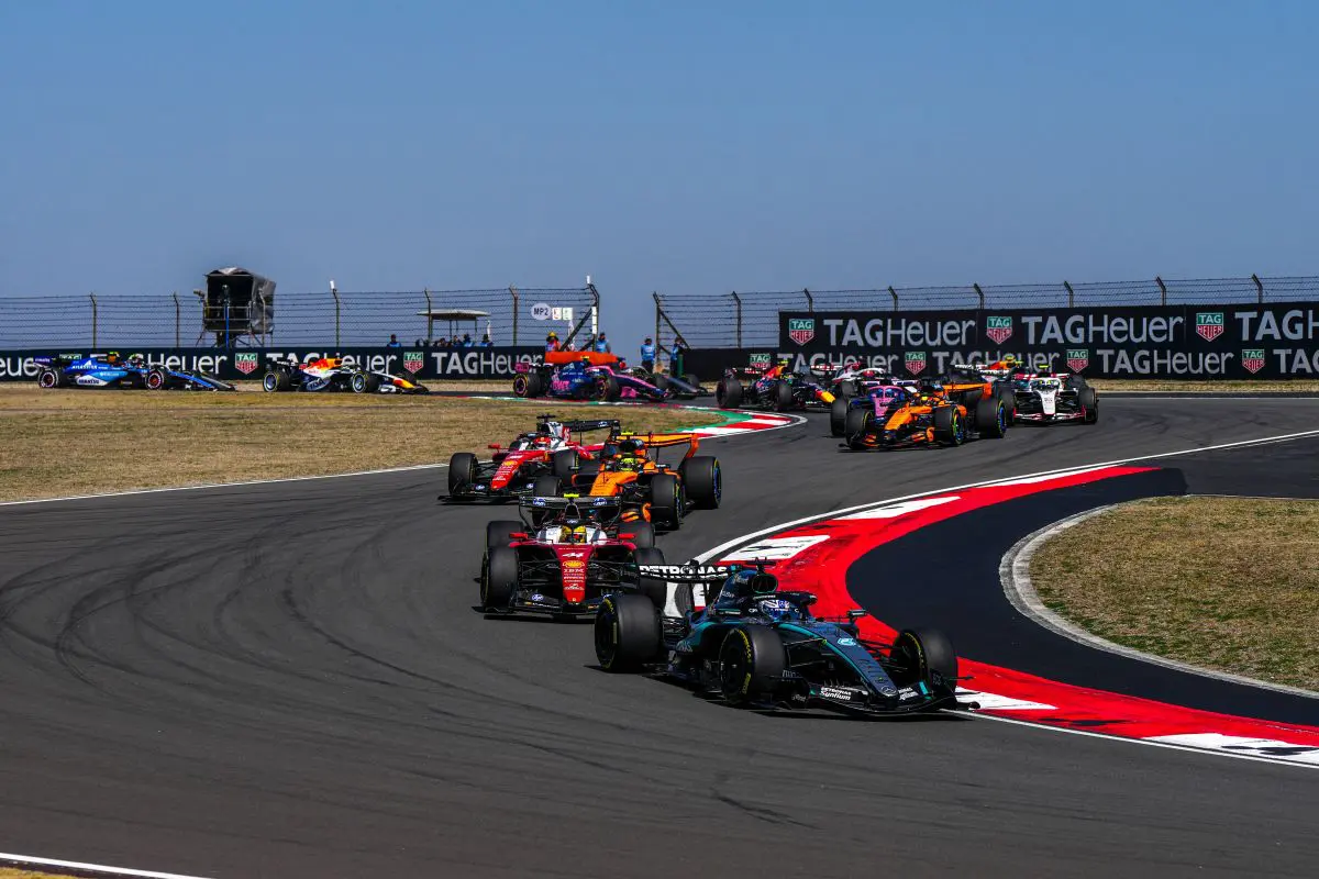 Russell trionfa nella sprint race in Cina, seguito da Leclerc e Hamilton - Agenzia di stampa Italpress