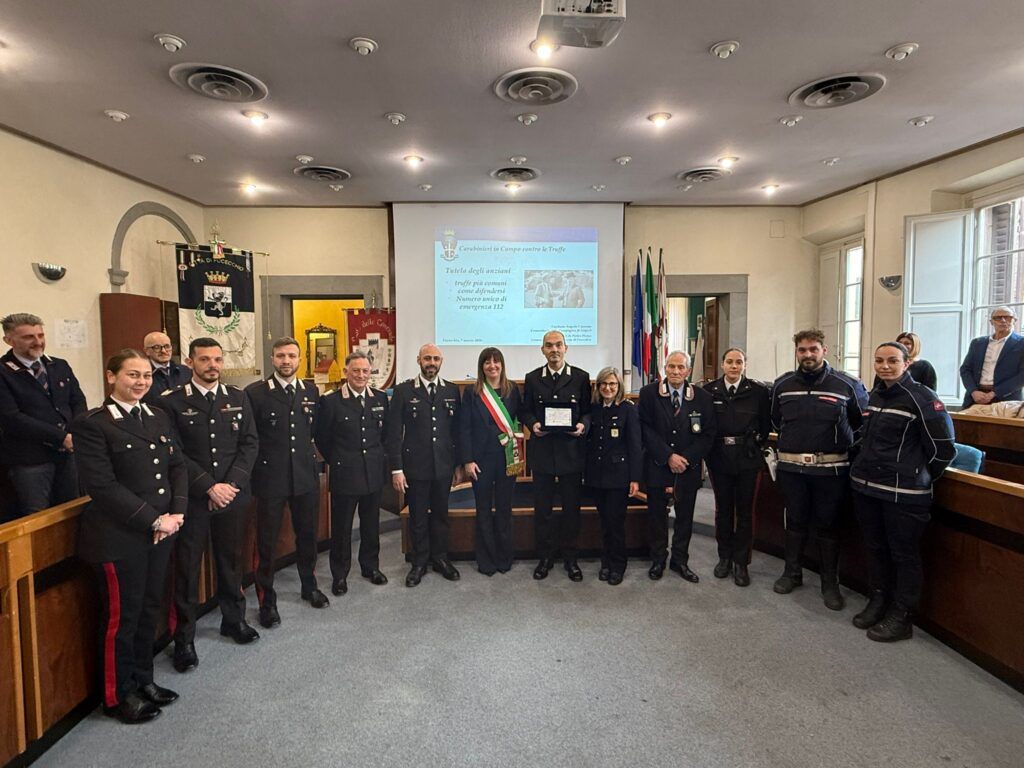 Sala consiliare di Fucecchio affollata per l'incontro di sensibilizzazione sul fenomeno delle truffe