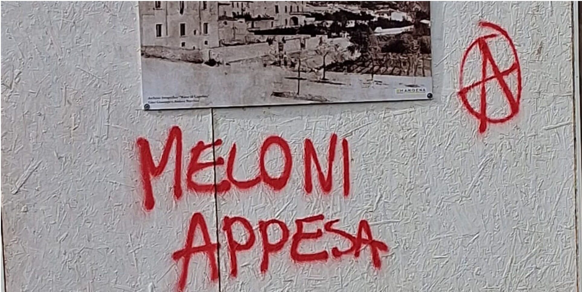 Scritte contro la premier Meloni a Massa