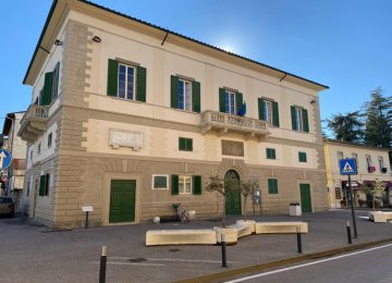 Scuole chiuse per il referendum: la biblioteca di Santa Croce sull’Arno accoglie i bambini.
