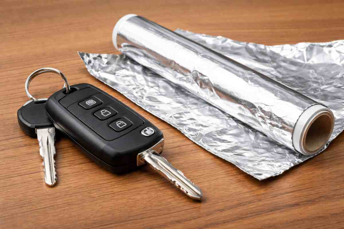 Sempre più automobilisti avvolgono le chiavi dell'auto nella carta stagnola (e le ragioni sono valide) – OK!Mugello
