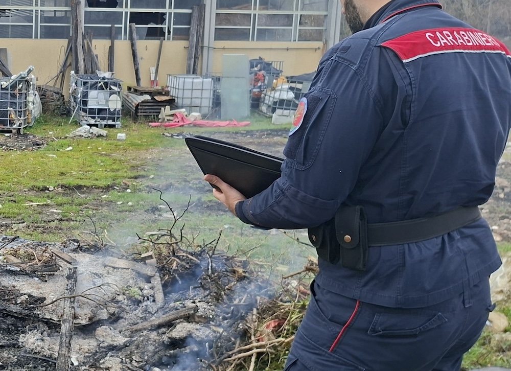 Smaltimento di rifiuti tramite incenerimento: tre casi scoperti dai carabinieri nel Chianti.