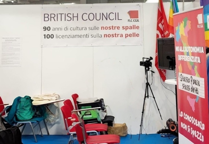 La protesta della Flc Cgil: "Rimosso striscione contro i licenziamenti", la risposta: "Nessuna intimazione"