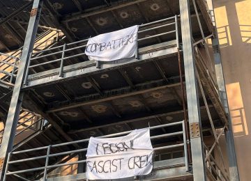 Striscioni con slogan fascisti davanti al liceo Cecioni di Livorno