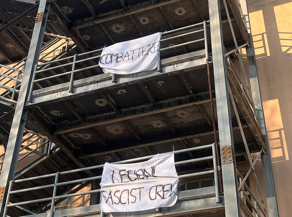 Striscioni con slogan fascisti davanti al liceo Cecioni di Livorno