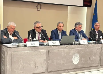 Sure! Here’s a rewritten version of the title in Italian:

"Ferma l'UE: un PPP che attraversa diversi settori, è necessario trovare una soluzione."