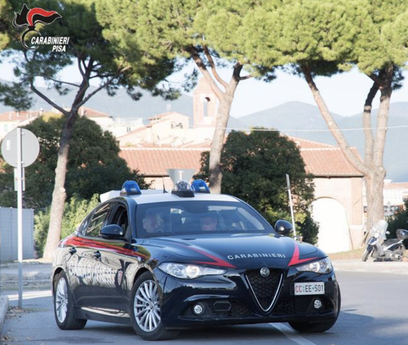 Tentato furto di cellulare a una donna alla stazione di San Rossore: arrestato un 28enne durante la fuga.