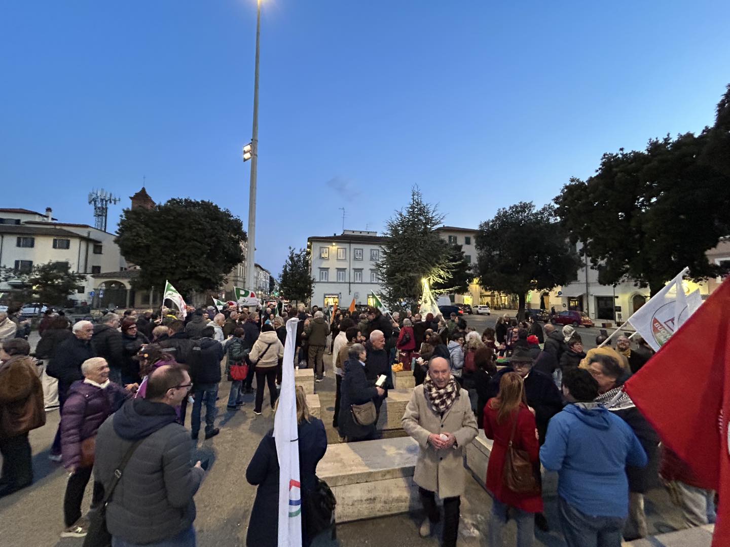 Toscana festeggia il successo del No al referendum sulla giustizia con fiaccole, cori e presidi