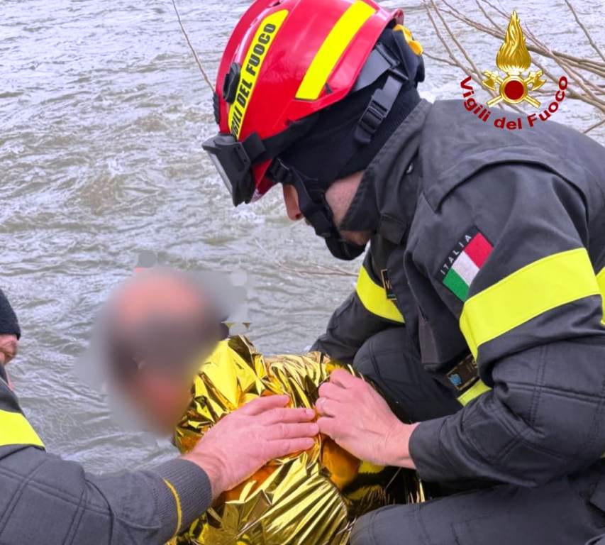 Trascinato nel vortice dello scolmatore dell'Arno, salvato dai vigili del fuoco